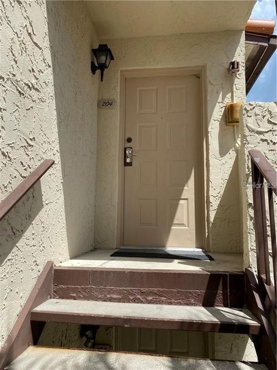 For Rent: $2,200 (2 beds, 2 baths, 975 Square Feet)