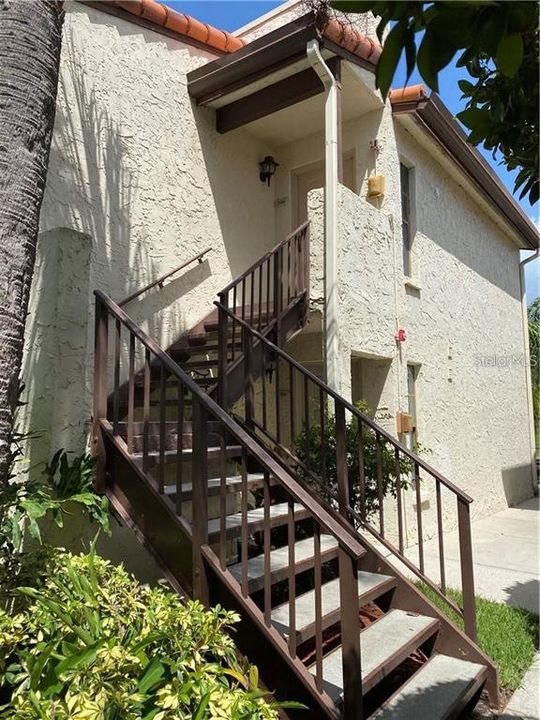 For Rent: $2,200 (2 beds, 2 baths, 975 Square Feet)