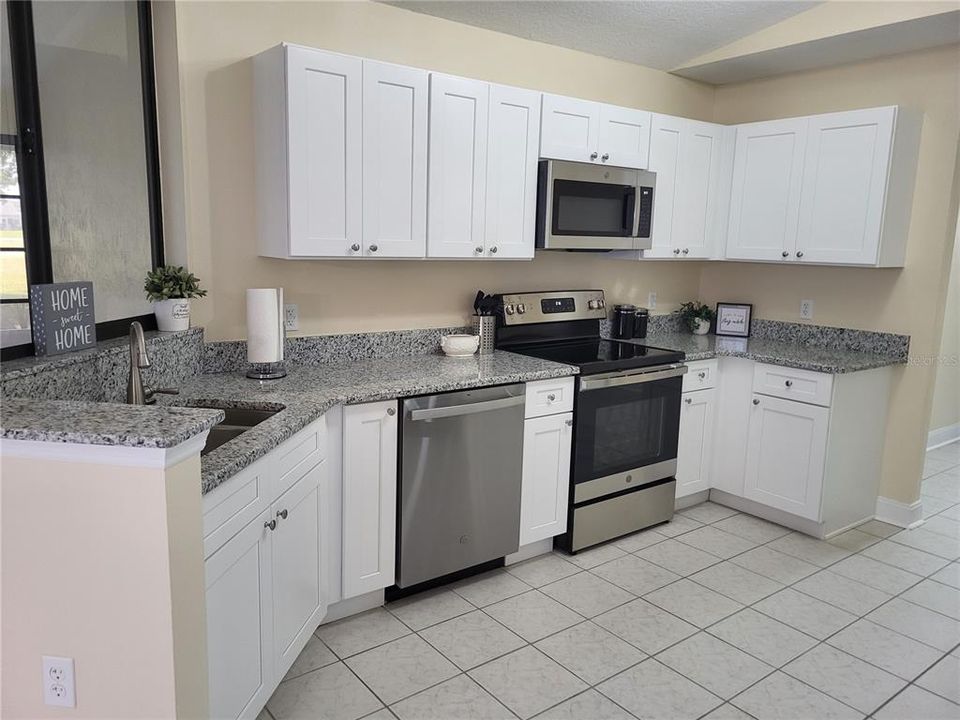 For Sale: $309,000 (2 beds, 2 baths, 1204 Square Feet)