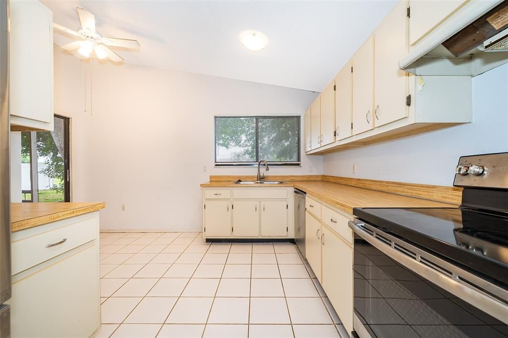 Active With Contract: $324,900 (2 beds, 2 baths, 1279 Square Feet)