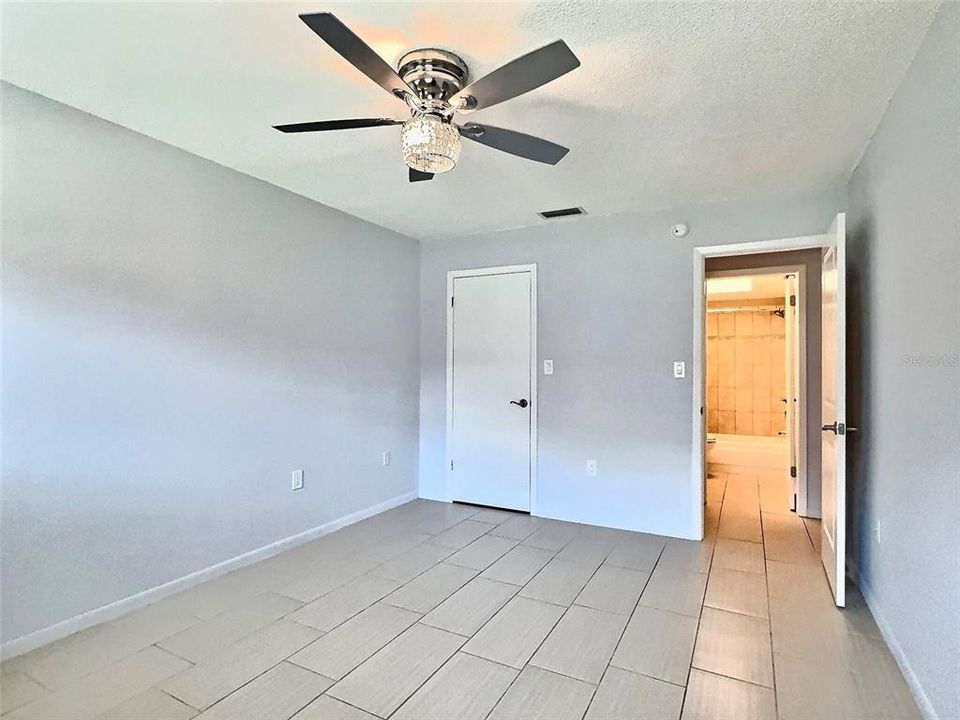 For Sale: $129,000 (1 beds, 1 baths, 985 Square Feet)