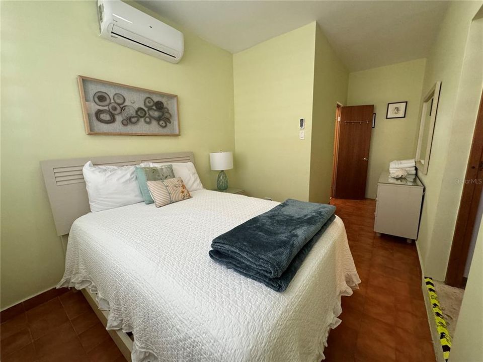 Vendido Recientemente: $299,000 (4 camas, 2 baños, 1598 Pies cuadrados)