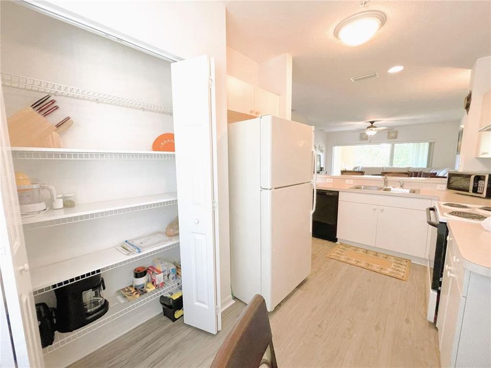 For Sale: $192,500 (2 beds, 2 baths, 996 Square Feet)