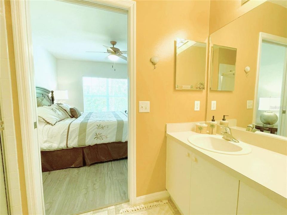 For Sale: $192,500 (2 beds, 2 baths, 996 Square Feet)