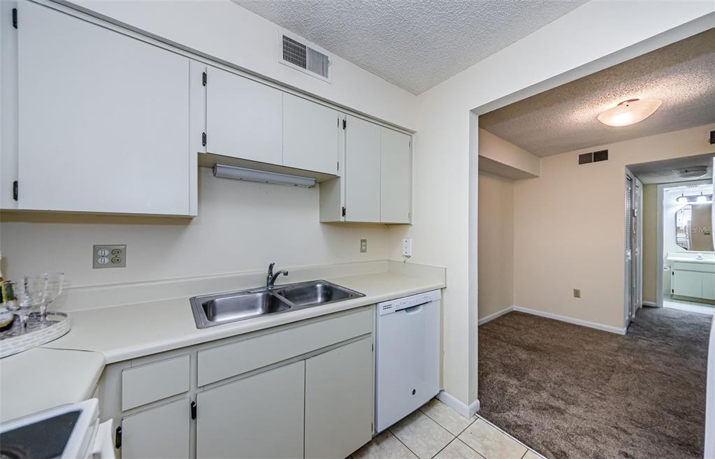 For Sale: $184,900 (1 beds, 1 baths, 685 Square Feet)