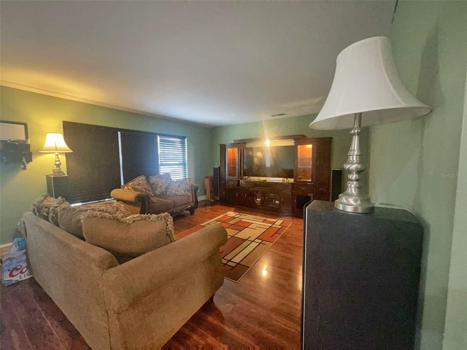 For Sale: $375,000 (2 beds, 1 baths, 1193 Square Feet)