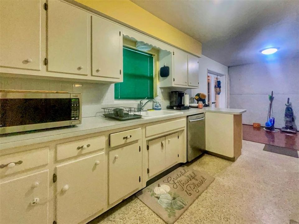 For Sale: $375,000 (2 beds, 1 baths, 1193 Square Feet)