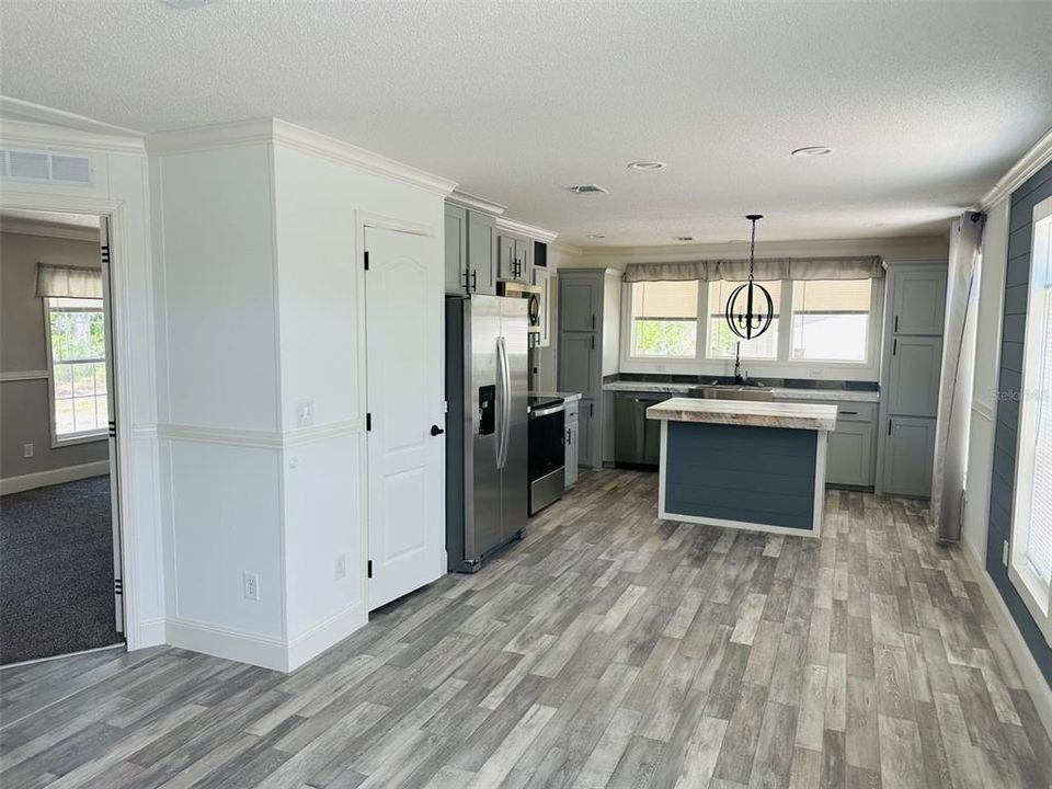 For Sale: $234,900 (3 beds, 2 baths, 1360 Square Feet)