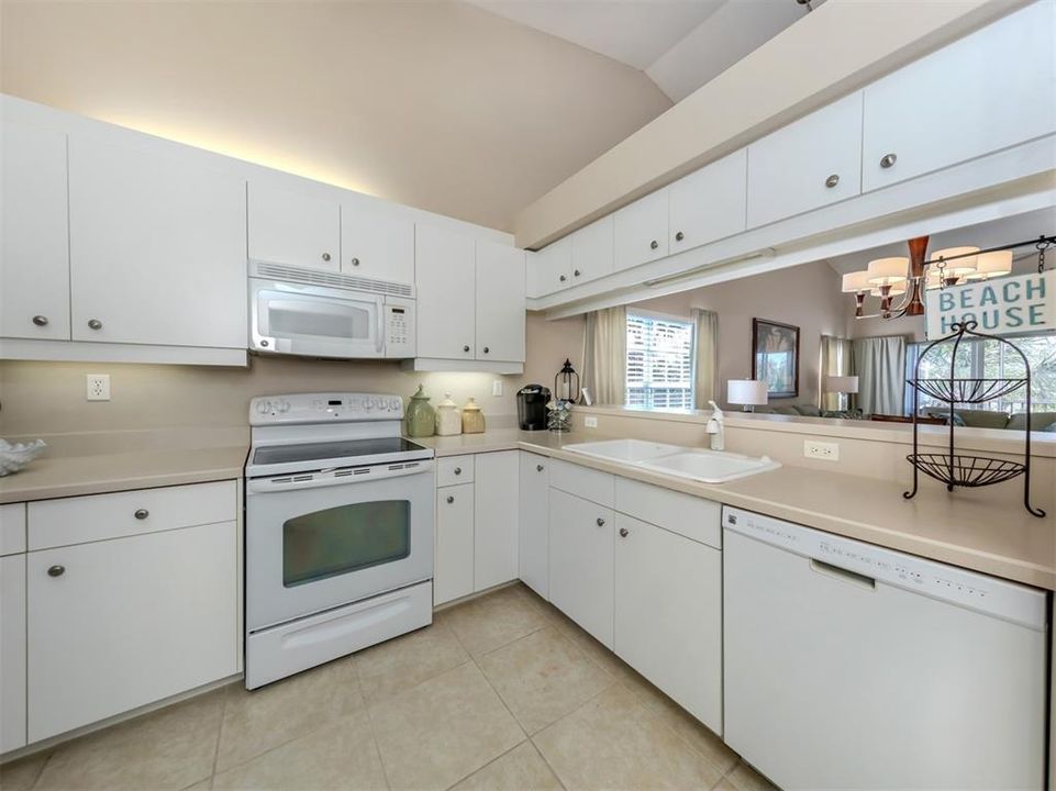 For Sale: $330,000 (2 beds, 2 baths, 1510 Square Feet)