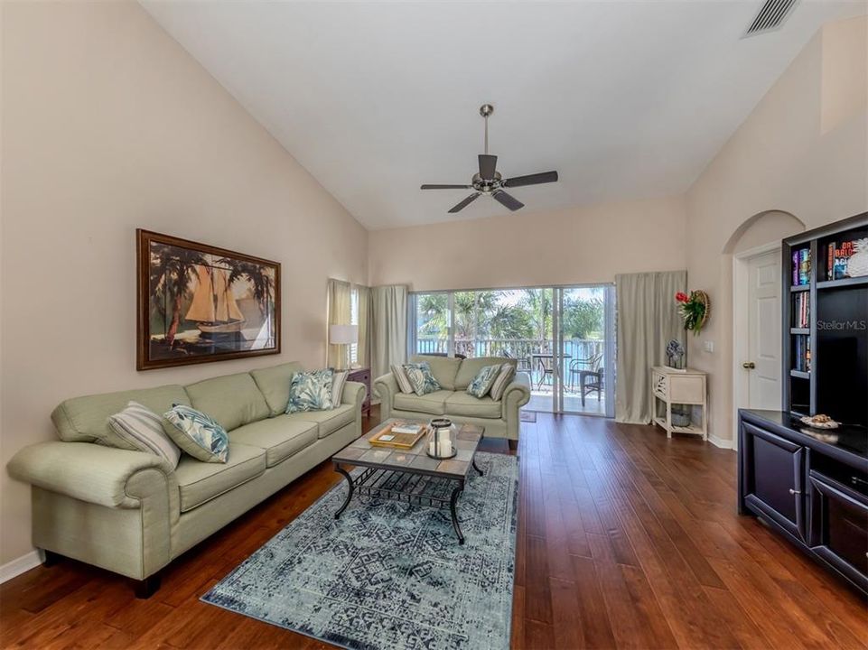 For Sale: $330,000 (2 beds, 2 baths, 1510 Square Feet)