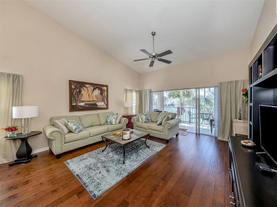 For Sale: $349,900 (2 beds, 2 baths, 1510 Square Feet)