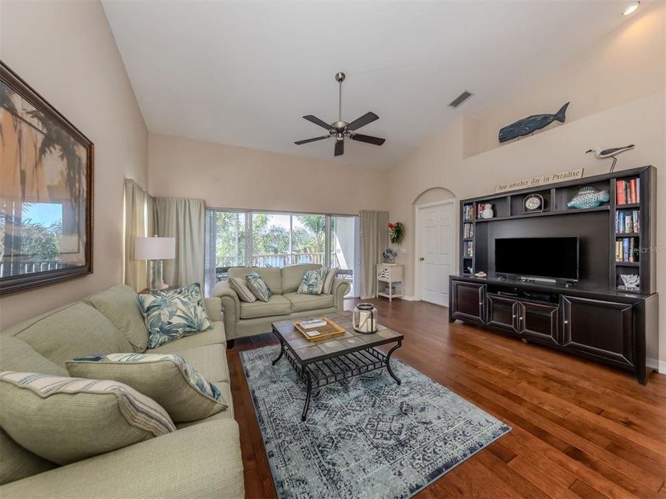 For Sale: $349,900 (2 beds, 2 baths, 1510 Square Feet)