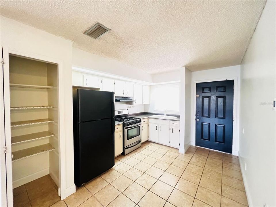 For Sale: $139,900 (2 beds, 1 baths, 851 Square Feet)