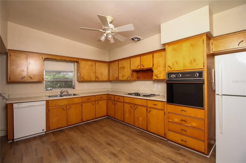 For Rent: $2,300 (3 beds, 2 baths, 1439 Square Feet)