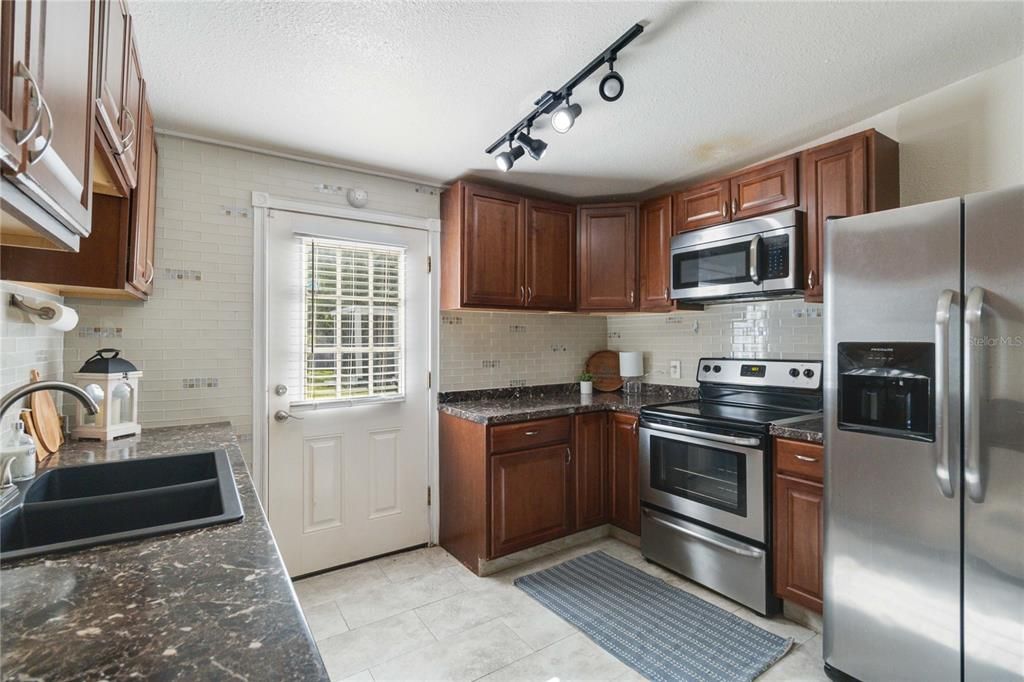 Active With Contract: $345,000 (2 beds, 1 baths, 955 Square Feet)