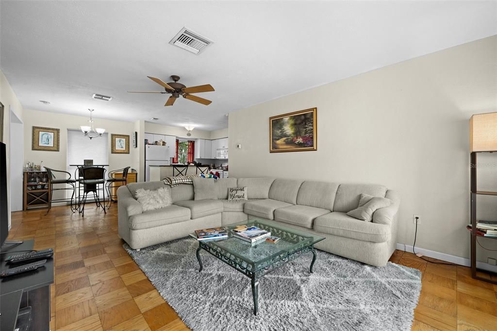 For Sale: $309,000 (2 beds, 1 baths, 1013 Square Feet)