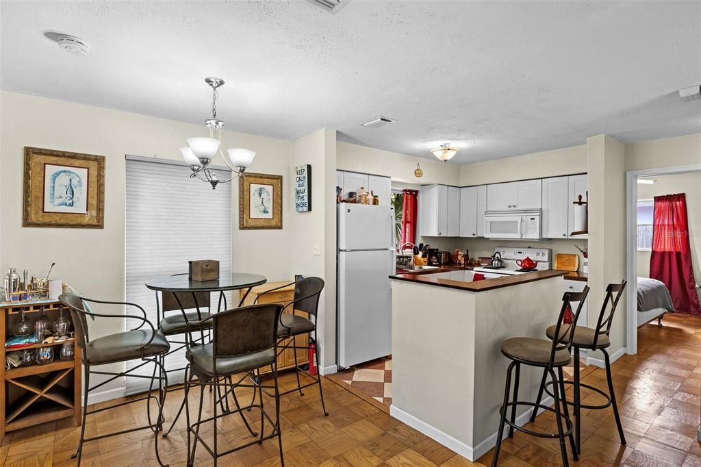 For Sale: $309,000 (2 beds, 1 baths, 1013 Square Feet)