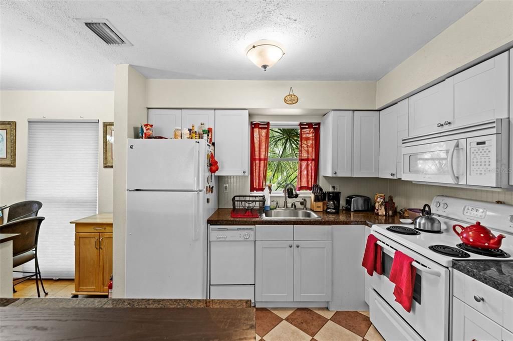 Active With Contract: $309,000 (2 beds, 1 baths, 1013 Square Feet)