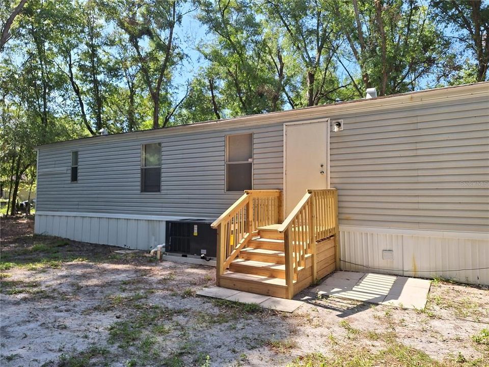 For Sale: $139,900 (2 beds, 2 baths, 728 Square Feet)