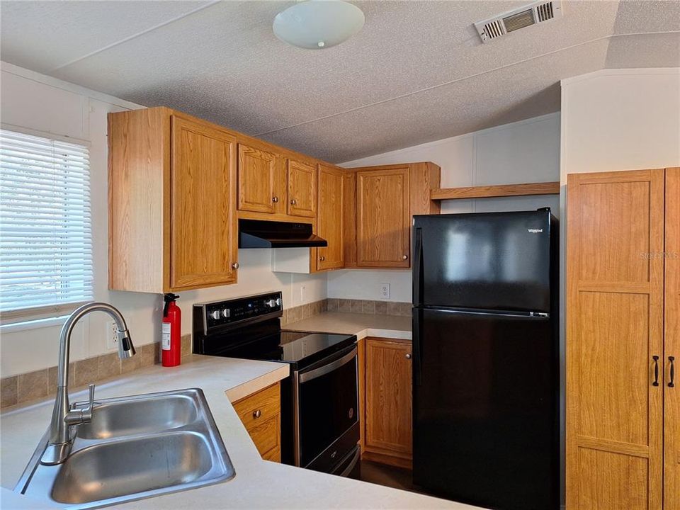 For Sale: $139,900 (2 beds, 2 baths, 728 Square Feet)