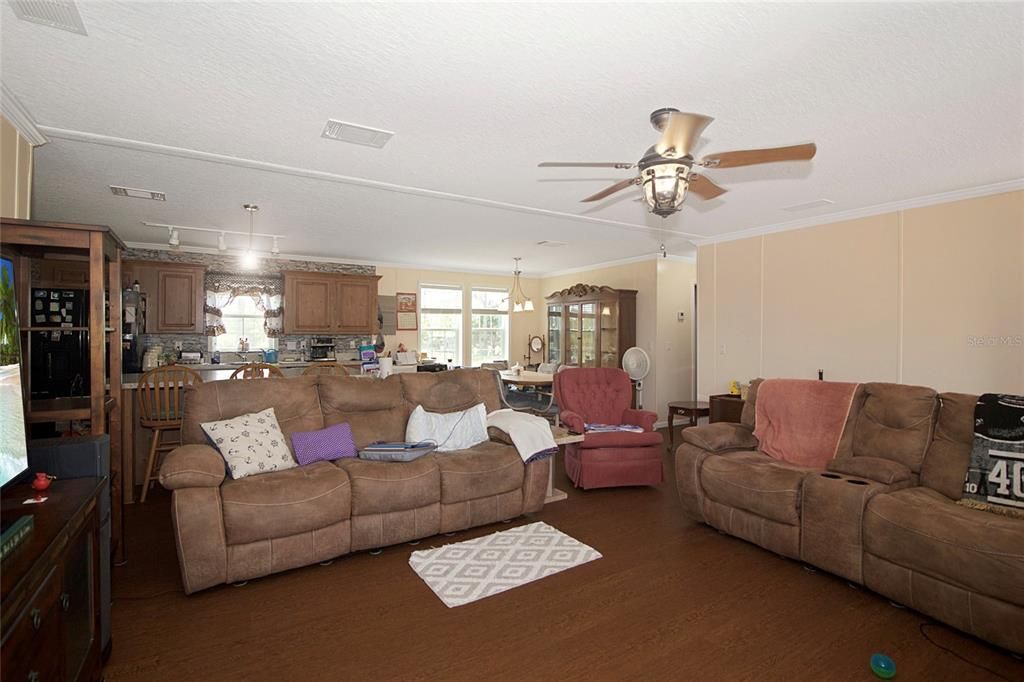 For Sale: $439,000 (4 beds, 2 baths, 1728 Square Feet)