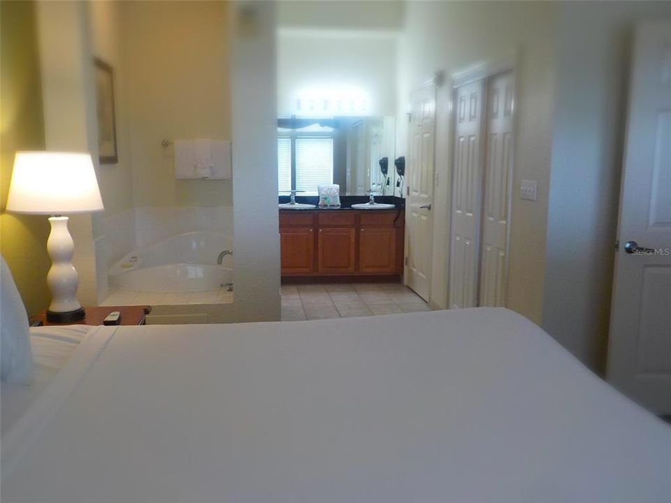 For Sale: $180,000 (2 beds, 2 baths, 1060 Square Feet)