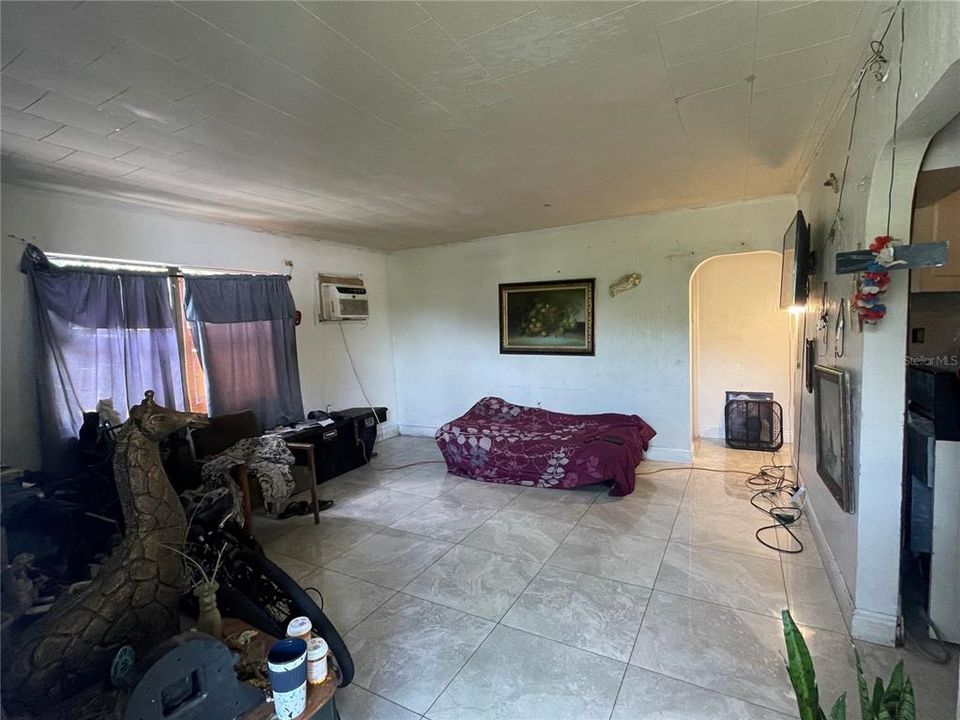 For Sale: $150,000 (2 beds, 1 baths, 951 Square Feet)