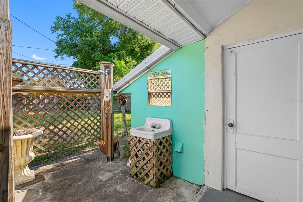 Recently Sold: $297,900 (2 beds, 1 baths, 736 Square Feet)