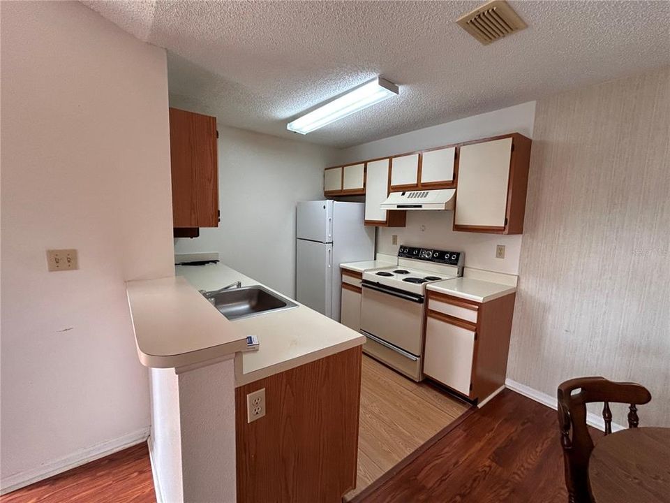 For Rent: $1,600 (1 beds, 1 baths, 742 Square Feet)