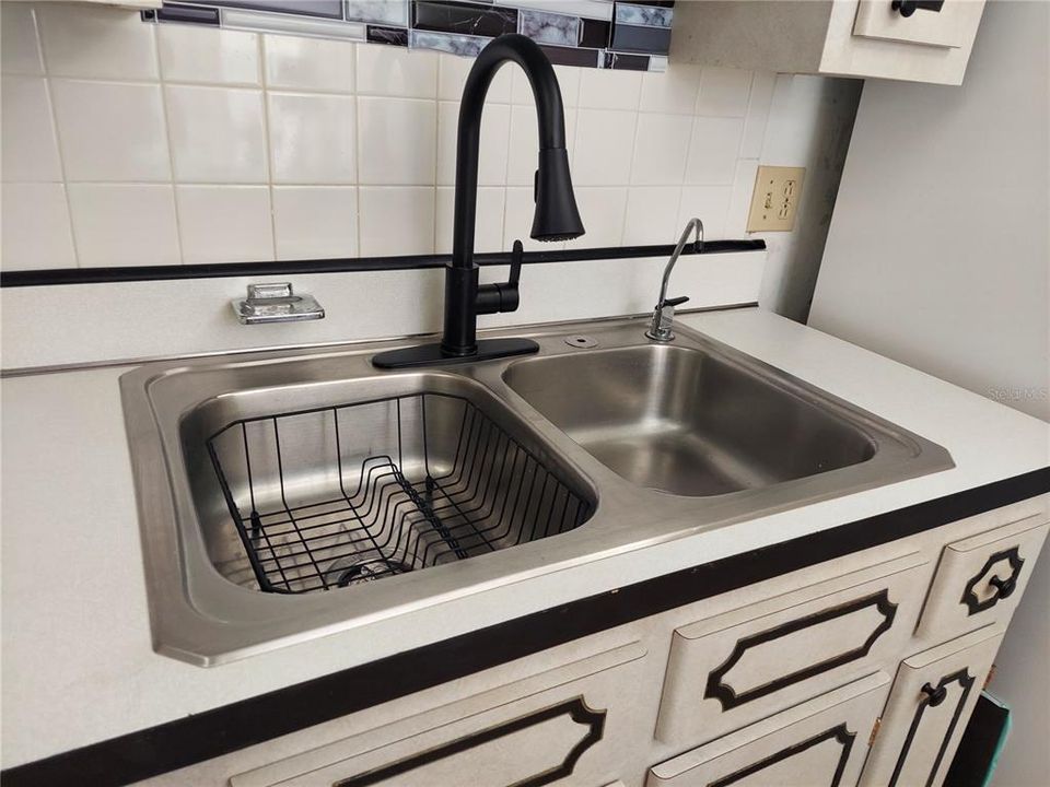 DLB SINK WITH UPGRADED FAUCET
