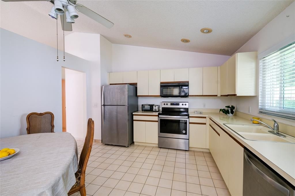 For Sale: $325,000 (2 beds, 2 baths, 1519 Square Feet)