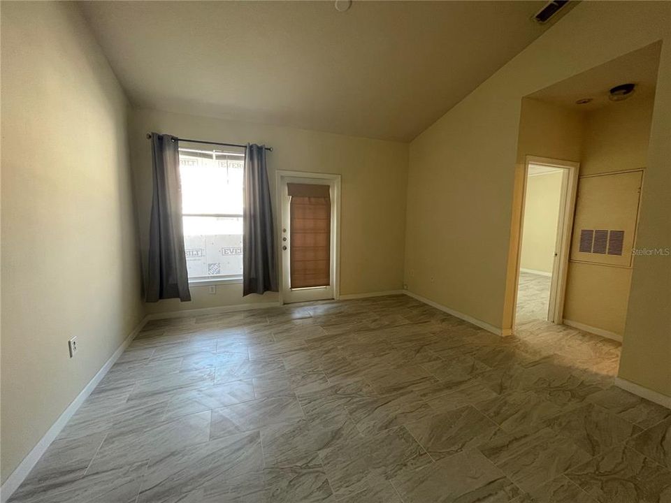 For Sale: $179,000 (1 beds, 1 baths, 951 Square Feet)