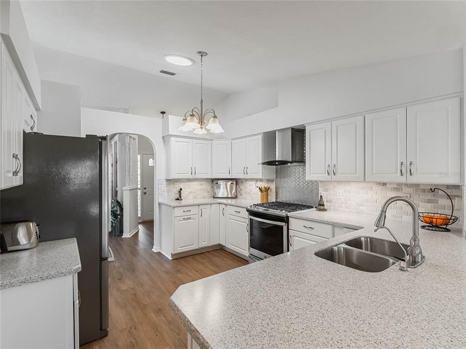 For Sale: $324,900 (2 beds, 2 baths, 1697 Square Feet)