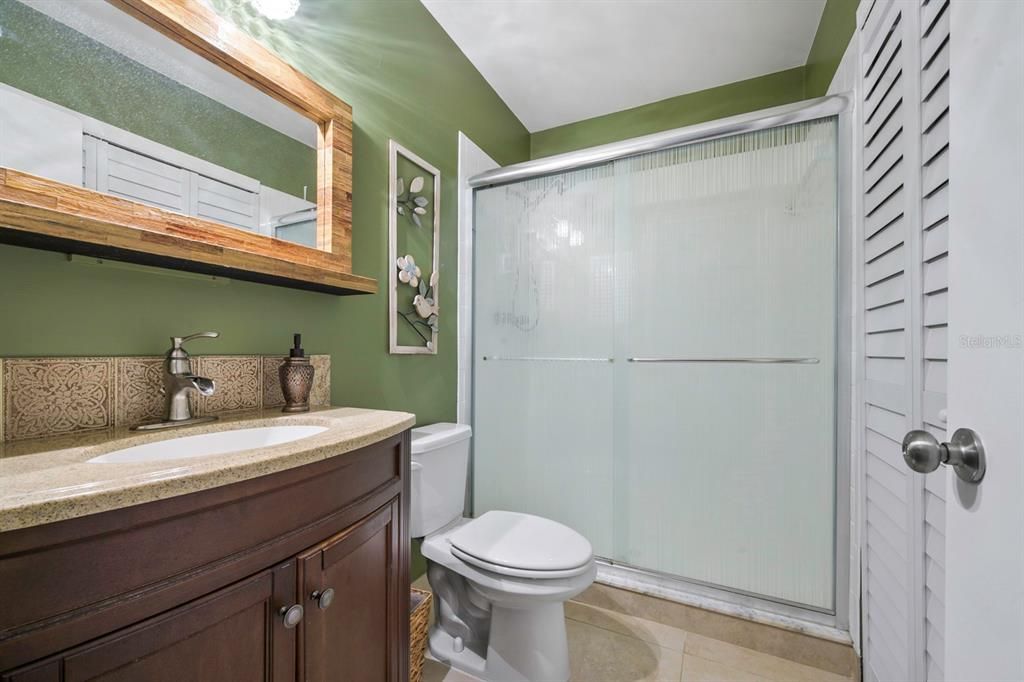 待售: $240,000 (2 贝兹, 2 浴室, 1068 平方英尺)