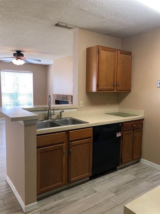 Active With Contract: $1,825 (3 beds, 2 baths, 1136 Square Feet)