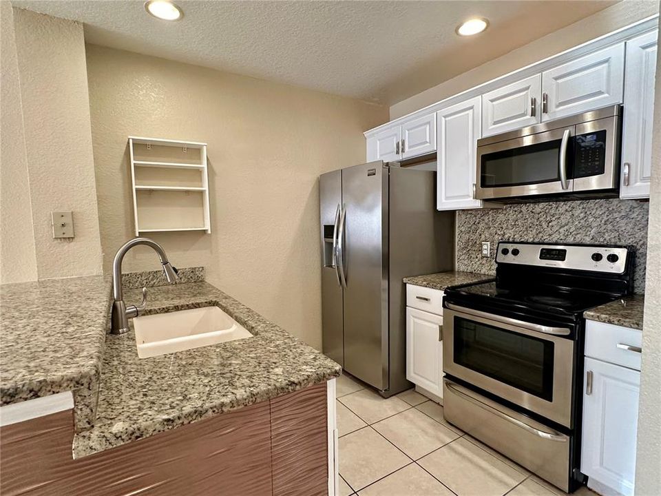 Active With Contract: $1,900 (3 beds, 2 baths, 1296 Square Feet)
