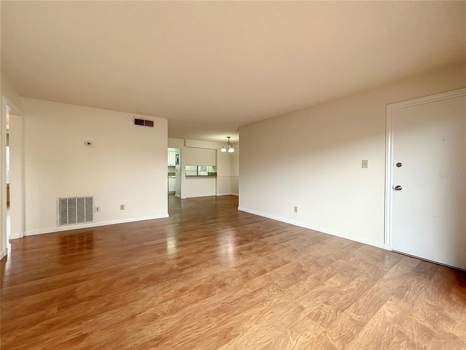 For Sale: $250,000 (2 beds, 2 baths, 983 Square Feet)
