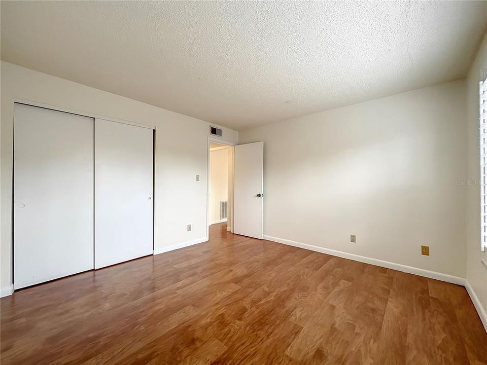 For Sale: $250,000 (2 beds, 2 baths, 983 Square Feet)