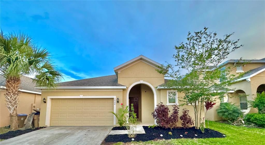 Active With Contract: $2,275 (4 beds, 2 baths, 1811 Square Feet)