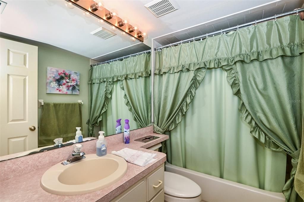 待售: $179,000 (2 贝兹, 2 浴室, 1040 平方英尺)