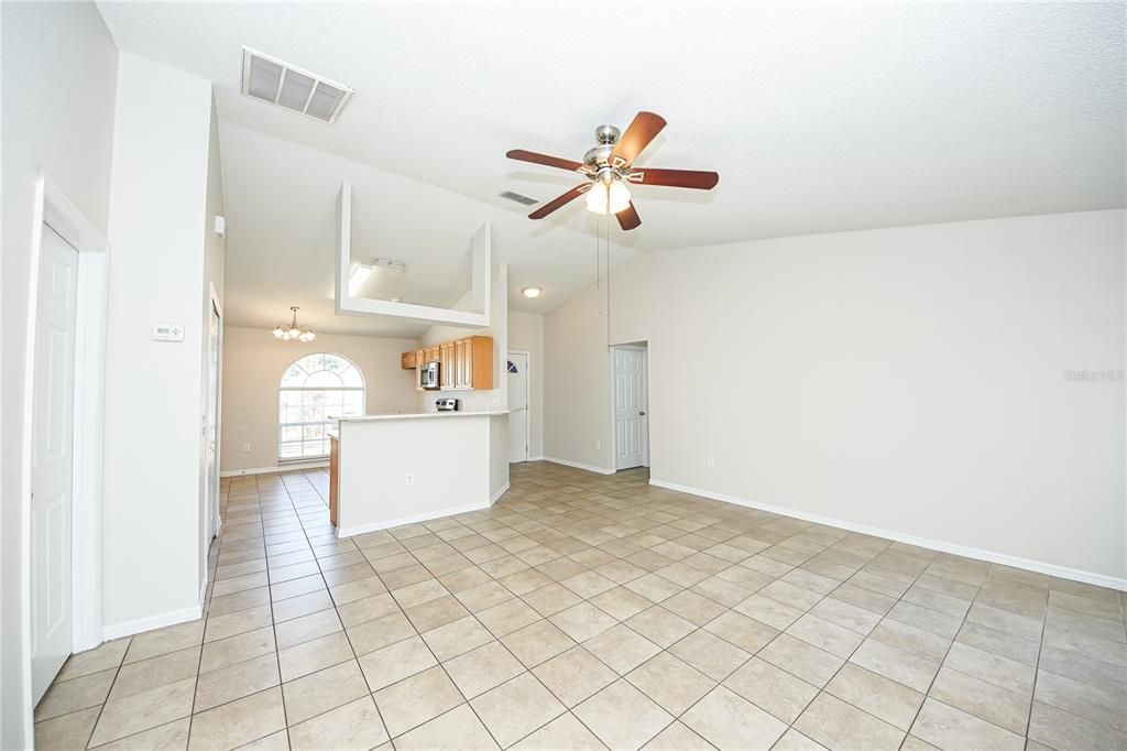 For Sale: $295,000 (3 beds, 2 baths, 1250 Square Feet)