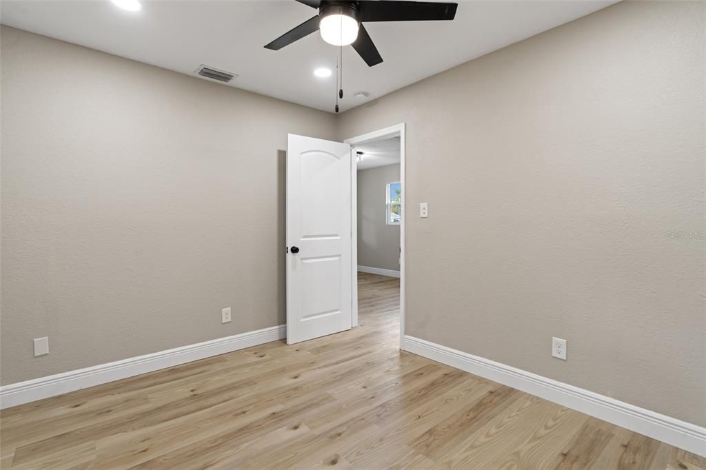 Active With Contract: $184,990 (2 beds, 1 baths, 748 Square Feet)