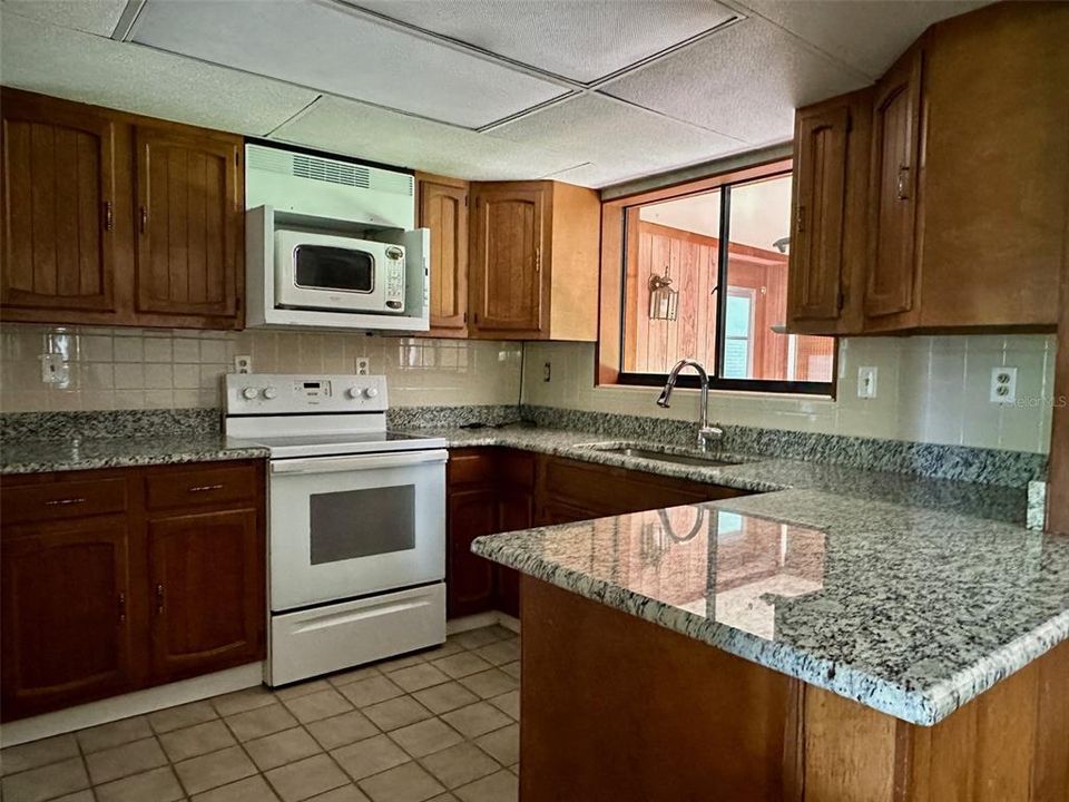 For Sale: $229,500 (2 beds, 2 baths, 1138 Square Feet)