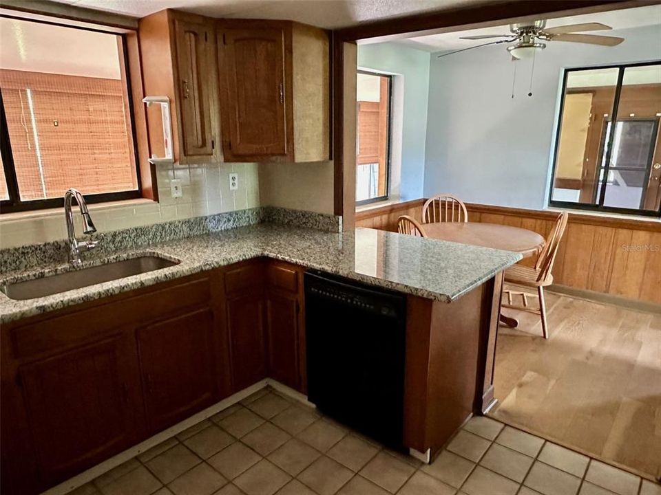 For Sale: $229,500 (2 beds, 2 baths, 1138 Square Feet)
