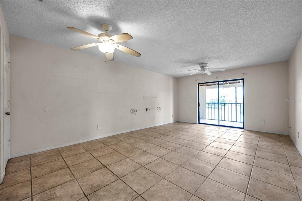 Active With Contract: $119,000 (2 beds, 2 baths, 935 Square Feet)