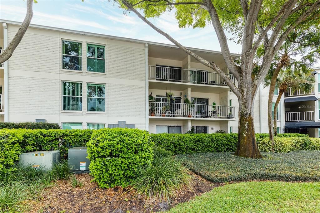 Active With Contract: $1,900 (1 beds, 1 baths, 728 Square Feet)