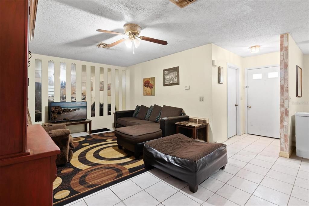 For Sale: $165,000 (2 beds, 2 baths, 933 Square Feet)