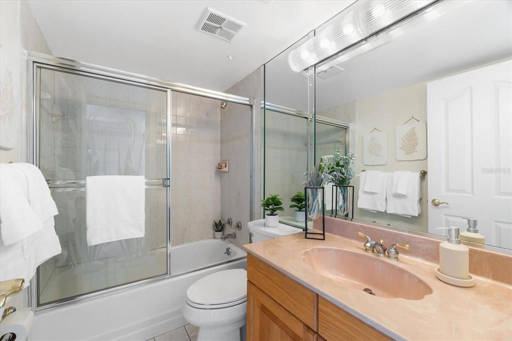 待售: $225,000 (2 贝兹, 2 浴室, 987 平方英尺)