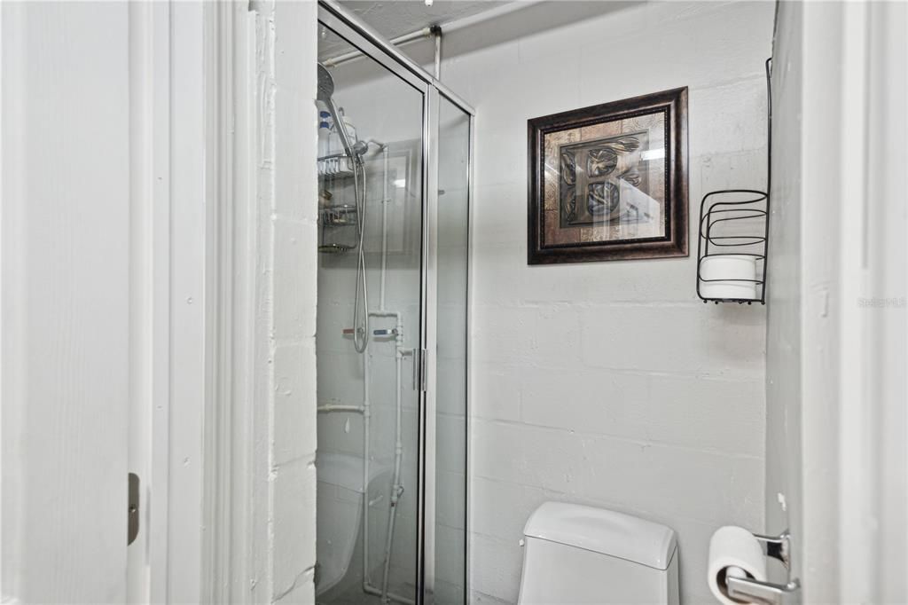 Active With Contract: $265,000 (2 beds, 1 baths, 864 Square Feet)