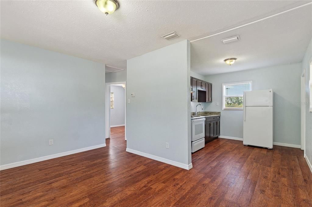 Active With Contract: $185,900 (2 beds, 1 baths, 644 Square Feet)